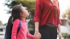 Une mère divorcée amène sa fille à l’école avec la nouvelle épouse de son ex-mari et partage un message sur la coparentalité