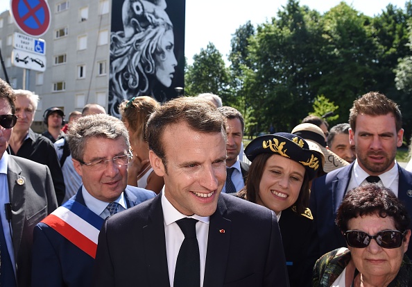 Anne-Gaëlle Baudoin-Clerc (à droite derrière Emmanuel Macron) photographiée le 19 juillet 2018 pendant une visite du chef de l’État à Périgueux, lorsqu'elle était préfète de la Dordogne. Crédit : NICOLAS TUCAT/AFP via Getty Images.
