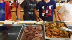 Isère : un enfant de 8 ans refuse de manger de la viande, le maire décide de l’exclure de la cantine scolaire