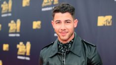 Un père paumé écrit à sa fille « Qui est Nick Jonas ? », alors qu’il est assis à côté de lui dans un avion