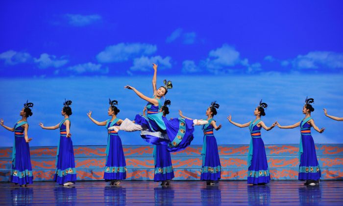 Les danseurs de Shen Yun exécutent une danse classique chinoise. (Photo publiée avec l'aimable autorisation de Shen Yun Performing Arts)