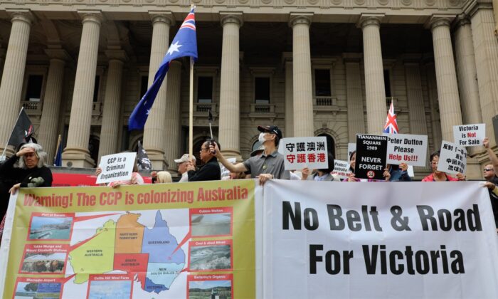 Le rassemblement « Agir contre la signature de la BRI par Daniel Andrews » s'est tenu sur les marches du Parlement de l’État de Victoria, le 15 décembre 2019. (Grace You/Epoch Times)