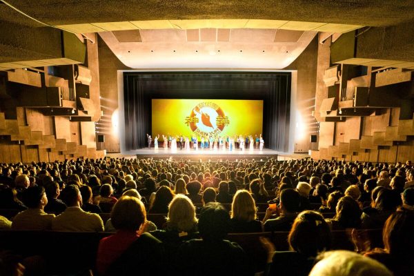 La compagnie mondiale Shen Yun Performing Arts au Zellerbach Hall à Berkeley, Californie, le 20 décembre 2019 (The Epoch Times)