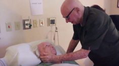 [Vidéo] Un homme de 93 ans chante une ancienne chanson à sa femme mourante de 73 ans