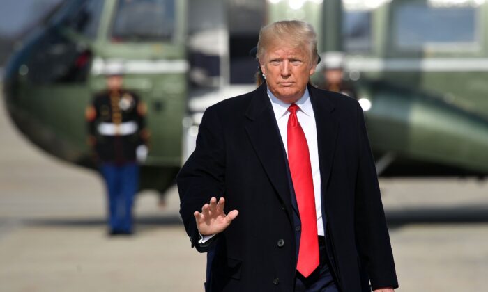 Le président Donald Trump monte à bord d'Air Force One avant de quitter la base aérienne Andrews dans le Maryland, le 20 novembre 2019. (MANDEL NGAN/AFP via Getty Images)
