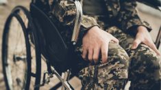 Un ancien combattant de la marine américaine, paralysé au combat en Irak, réapprend à marcher 15 ans plus tard