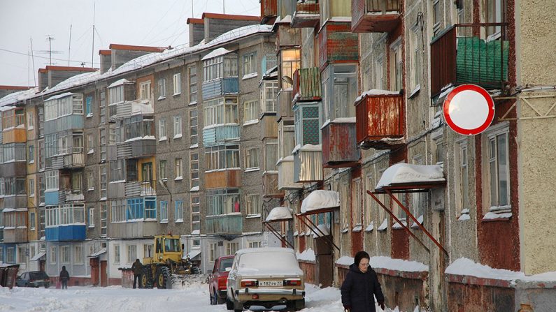 Une rue typique de la ville de Vorkouta en Russie (Wikipedia/Anton Obolensky/GNU Free Documentation License)