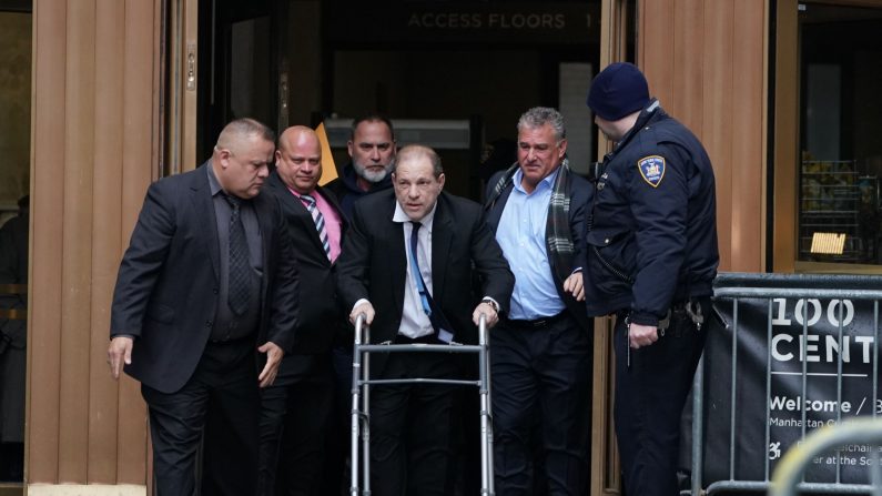 Harvey Weinstein quitte le tribunal pénal de Manhattan, à l'aide d'une marchette, après une audience le 11 décembre 2019 à New York. (BRYAN R. SMITH/AFP par Getty Images)