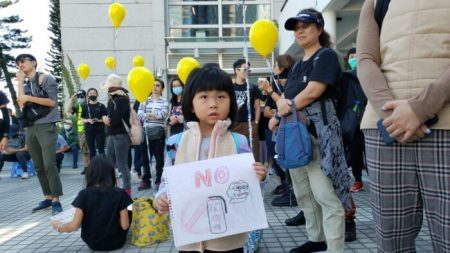 Parents, enfants debout côte à côte demandent à la police de Hong Kong de cesser d’utiliser du gaz lacrymogène