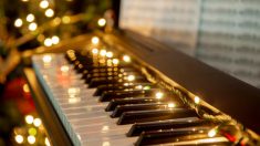 Il connecte 500.000 lumières de Noël à son piano et commence à jouer