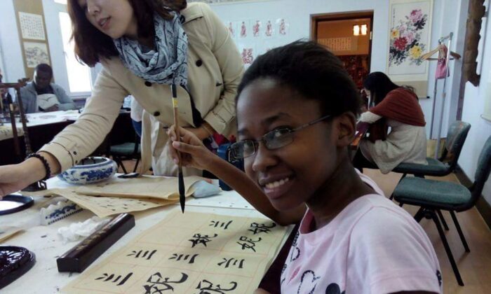 Zipporah Bvalani dans un cours de calligraphie chinoise. (Autorisation de Zipporah Bvalani)