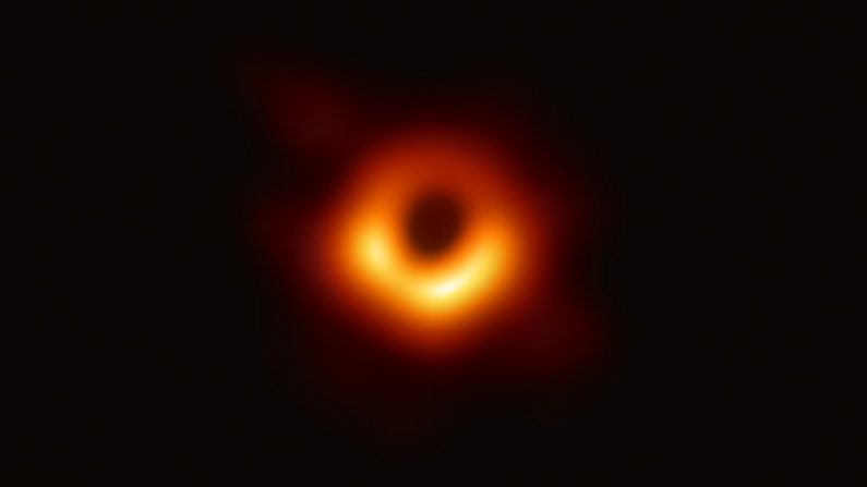 Sur cette photo tirée de la brochure fournie par la National Science Foundation, le télescope Event Horizon capture un trou noir au centre de la galaxie M87, le 10 avril 2019.