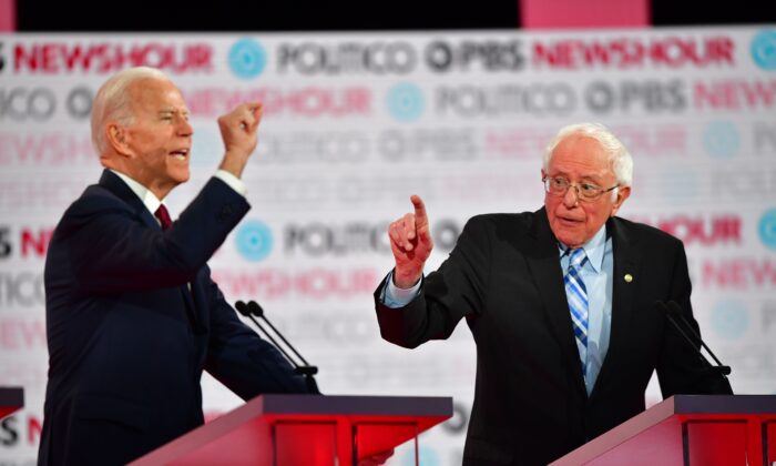 L'ancien vice-président Joe Biden (à gauche) et le sénateur Bernie Sanders (à droite) participent au sixième débat primaire démocrate de la campagne présidentielle de 2020 à l'université Loyola Marymount de Los Angeles, en Californie, le 19 décembre 2019. (Frederic J. Brown/AFP via Getty Images)
