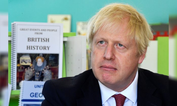 Le Premier ministre britannique Boris Johnson s'entretient avec des élèves de quatrième et sixième années (CE2 et CM2) lors d'une visite à l'école primaire de Pimlico le 10 septembre 2019 à Londres, en Angleterre. (Toby Melville / Piscine WPA / Getty Images)