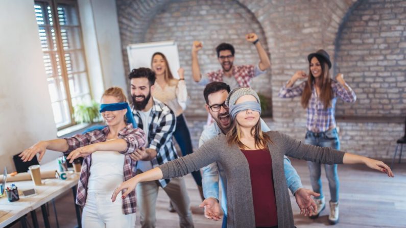 les exercices de confiance peuvent nous aider à travailler en équipe, mais apprendre à faire confiance à ceux qui ne font pas partie de notre équipe exige quelque chose de plus. (adriaticfoto / Shutterstock)

