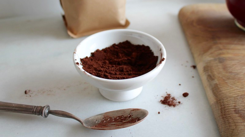 Pour incorporer le cacao à votre régime alimentaire en toute sécurité et en tirer tous ses bienfaits, utilisez une poudre de cacao biologique et brut. (Mumumio/Flickr/ CC BY 2.0)
