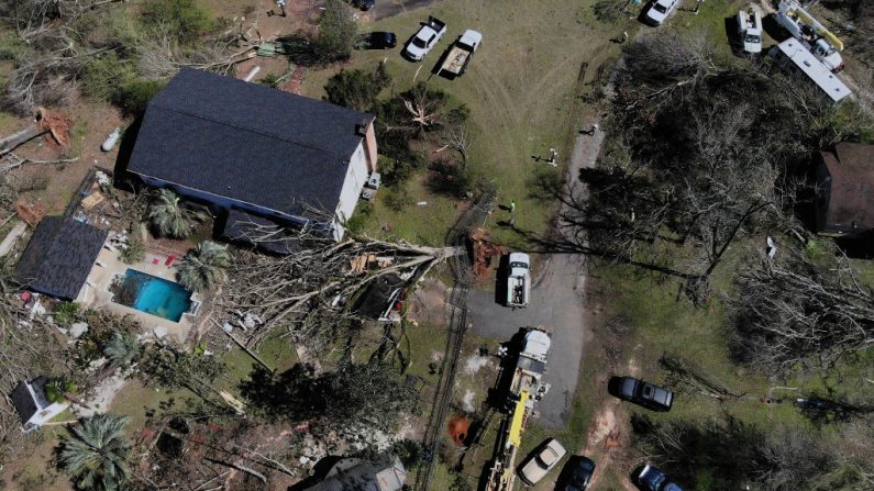Une vue aérienne montre les dommages causés par une tornade le 5 mars 2019 à Smiths Station, en Alabama. (Alex Wong/Getty Images)