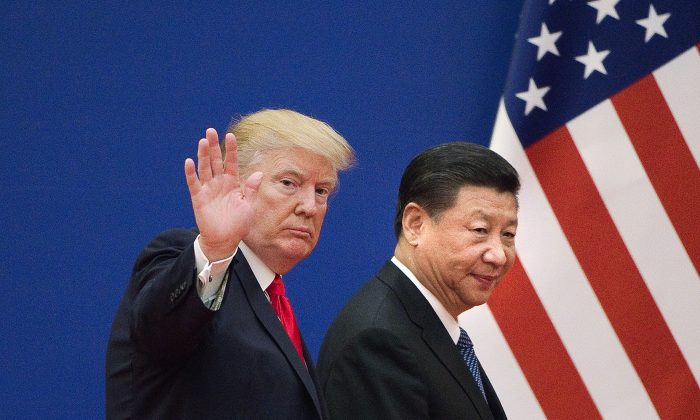 Le président Donald Trump et le dirigeant chinois Xi Jinping dans la Grande Salle du Peuple à Pékin le 9 novembre 2017. (Nicolas Asfouri / AFP / Getty Images)