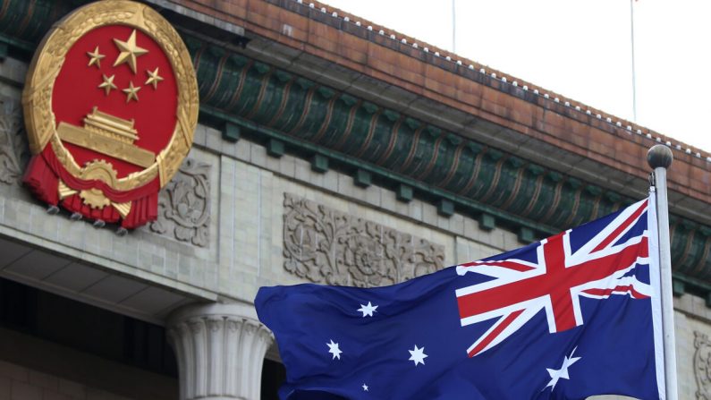 Le drapeau australien à l'extérieur du Grand Hall du Peuple à Pékin, en Chine, le 9 avril 2013. (Feng Li/Getty Images)
