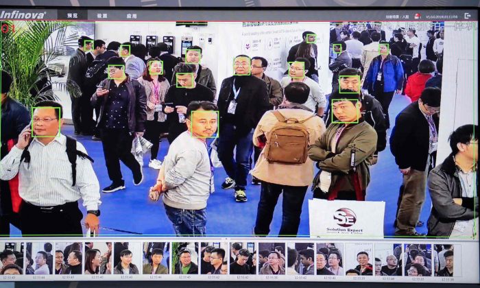 Un écran montre les participants filmés par les caméras de sécurité de l'IA avec la technologie de reconnaissance faciale lors de la 14e exposition internationale sur la sécurité publique en Chine, au China International Exhibition Center à Pékin, le 24 octobre 2018. (Nicolas Asfouri/AFP/Getty Images)