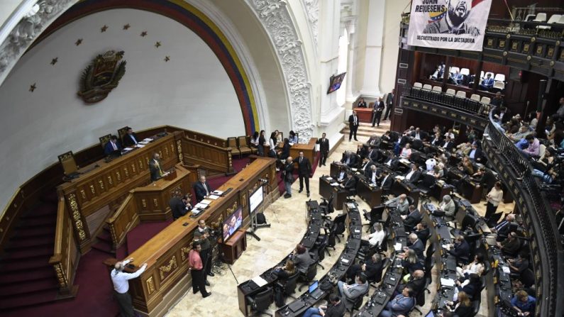 Le président vénézuélien Juan Guaidó (à gauche) et le député vénézuélien Stalin González assistent à une session de l'Assemblée nationale à Caracas, le 13 août 2019. (FEDERICO PARRA/AFP/Getty Images)