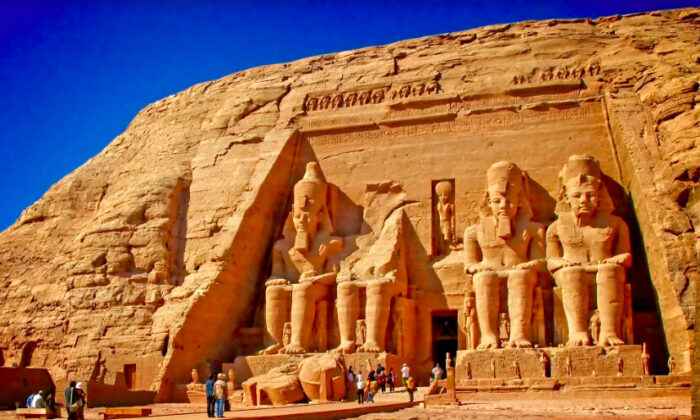 Dans le Grand Temple d'Abou Simbel, également connu sous le nom de temple de Ramsès, quatre statues géantes de la plus longue tour pharaonique d'Égypte, haute de 20 mètres, se dressent sur une façade de 33 mètres de haut, sur le flanc d'une falaise. (Fred J. Eckert)