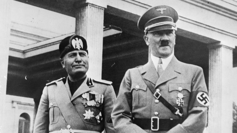 Septembre 1937 : Le dictateur fasciste italien Benito Mussolini (1883 - 1945) et Adolf Hitler (1889 - 1945), le leader de l'Allemagne nazie, à Munich. (Photo par Fox Photos/Getty Images)