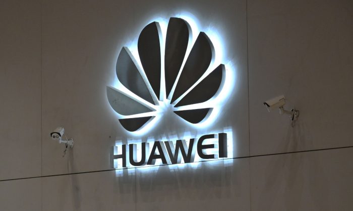 Le logo de la société Huawei est affiché dans la zone d'accueil de son siège social à Shenzhen, dans la province de Guangdong, en Chine, le 29 mai 2019. (Hector Retamal/AFP/Getty Images)