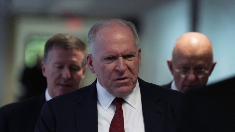 L'ancien directeur de la CIA John Brennan (au centre) au Capitole à Washington. (Alex Wong/Getty Images)