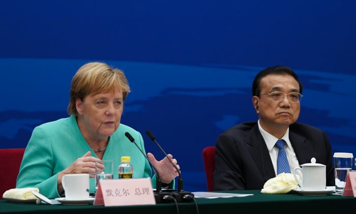 La chancelière allemande Angela Merkel fait un discours à côté du premier ministre chinois Li Keqiang lors du Forum de dialogue germano-chinois au Grand palais du Peuple à Pékin, le 6 septembre 2019. (Andrea Verdelli/AFP/Getty Images)