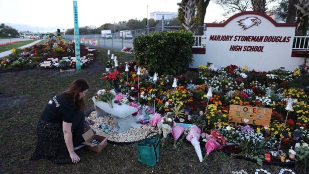 Suzanne Devine Clark visite un monument commémoratif érigé au lycée Marjory Stoneman Douglas à l'intention des personnes tuées lors d'une fusillade à Parkland, en Floride, le 14 février 2019. (Joe Raedle / Getty Images)