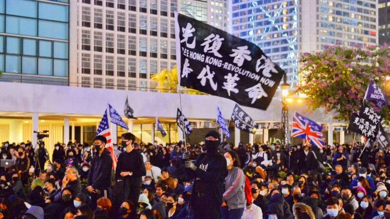 Des manifestants participent à un rassemblement pour soutenir l'organisation à but non lucratif Spark Alliance lors d'un rassemblement à Edinburgh Place à Hong Kong le 23 décembre 2019. (Sung Pi-lung/The Epoch Times)
