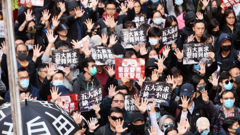 Les manifestants lèvent la main en signe d'appel à leurs cinq revendications lors d'une marche à Hong Kong le 8 décembre 2019. (Sung Pi Lung/The Epoch Times)