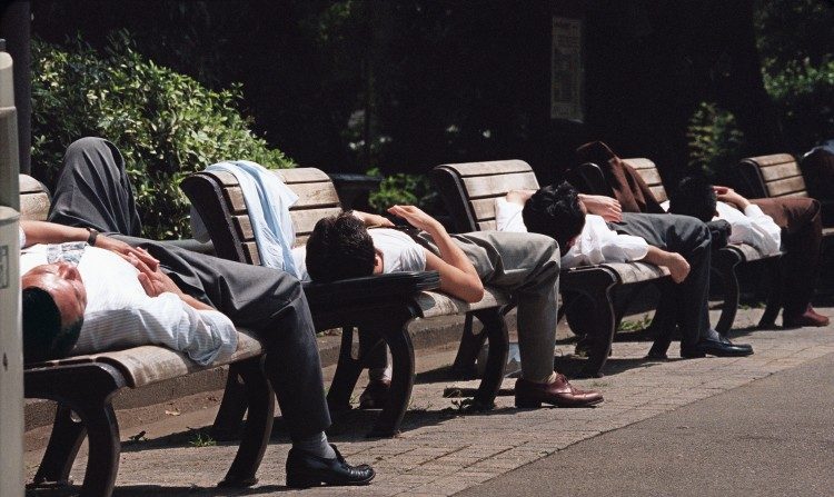 DORMIR : Ces entrepreneurs japonais font une sieste après leur repas de midi, ce qui contribue à améliorer les fonctions cérébrales, l'énergie, l'humeur et la productivité. La sieste aide également à réguler le cycle éveil-sommeil. (Oshikazu Tsuno / AFP / Getty Images)