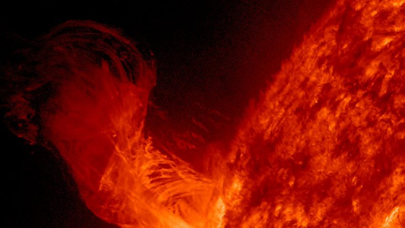 Sur cette image de la NASA, une éruption solaire s'élève au-dessus de la surface du Soleil le 31 décembre 2012 dans l'espace. (NASA/SDO via Getty Images)