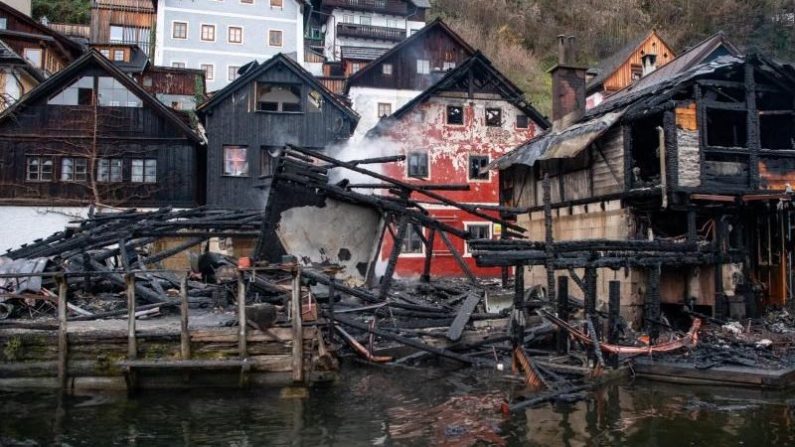 Vue des décombres d'un des bâtiments incendiés à Hallstatt. Photo : Fotokerschi.At/APA/dpa/dpa/dpa 
