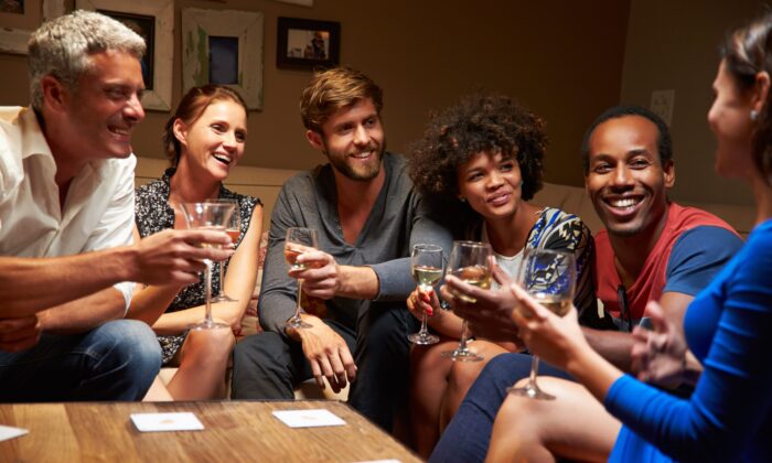 Une soirée entre amis est plus qu'une façon agréable de passer le temps, c'est un besoin humain essentiel et une façon de créer un sentiment d'appartenance pour soi et pour les autres. (Singe Business Image/Shutterstock)
