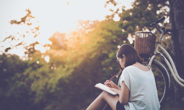 Regardez en vous et commencez par remarquer les pensées qui vous empêchent de vous sentir calme. Il peut être utile de tenir un journal et de les noter. (Shutterstock)