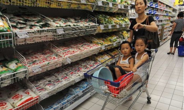 Le shopping dans un supermarché à Hefei, Chine. Les Chinois s'inquiètent constamment de la sécurité alimentaire. (STR/AFP/Getty Images)