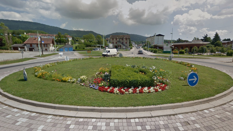 Le maire du Plateau d'Hauteville (Ain) préfère les fleurs aux légumes sur ses ronds-points (Capture d'écran/Google Maps)