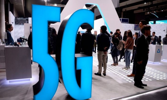 Une enseigne 5G est exposée sur un stand au Mobile World Congress (MWC) à Barcelone le 25 février 2019. (Josep Lago/AFP/Getty Images)