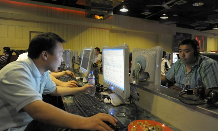 Les internautes à Pékin, le 3 juin 2009. D’après le rapport de 2014 sur les droits de l'homme de Freedom House, le contrôle de l'internet en Chine est parmi les plus stricts au monde. (Liu Jin/AFP/Getty Images)