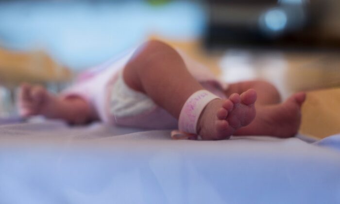 Photo d’illustration des pieds d'un nouveau-né. (Fred Dufour /AFP via Getty Images)