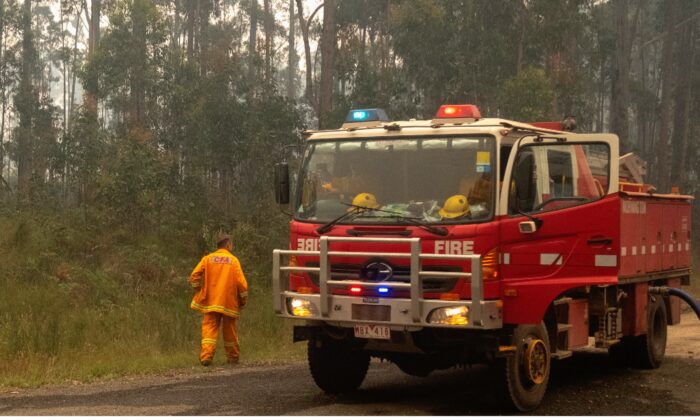 Des camions de pompiers se remplissent d'eau le long de la Princes Highway près de Mallacoota, en Australie, le 15 janvier 2020. (Luis Ascui / Getty Images)