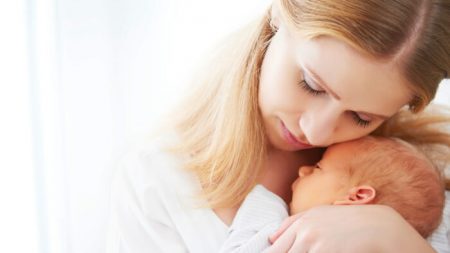 Un nouveau-né avec une importante grosseur pleine de kystes sur le cou peut respirer et pleurer malgré le pronostic des médecins