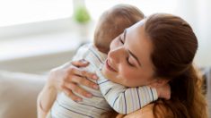 Un bébé partiellement sourd s’illumine de joie en entendant la voix de sa mère pour la première fois