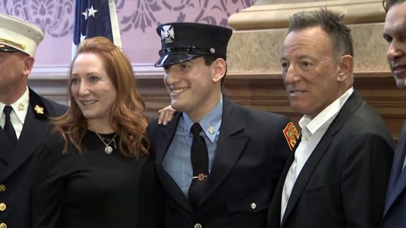 Bruce Springsteen et Patti Scialfa se tiennent à côté de leur fils, Sam, qui a prêté serment en tant que pompier à Jersey City le 14 janvier 2020. (Avec l'aimable autorisation de WCBS)
