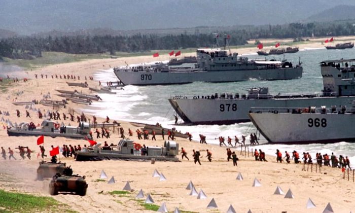 L'Armée populaire de libération (APL) prend d'assaut le rivage à partir de barges de débarquement lors d'un exercice sur la côte continentale près de Taïwan, le 10 septembre 1999. (STR/AFP/Getty Images)