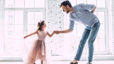 Une fille met son père au défi d’une danse épique à la Bat Mitzvah, et la vidéo est hilarante