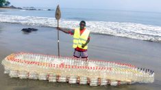 Un Africain constate que des bouteilles de plastique usagées obstruent les cours d’eau – il les utilise donc pour fabriquer des bateaux écologiques